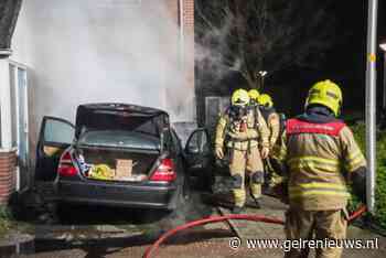 Geparkeerde auto uitgebrand, ook woning beschadigd