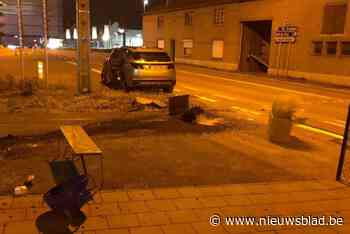 Auto maait terras van ijssalon weg in Nieuwerkerken