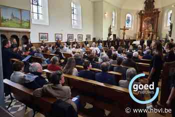 Twintigtal damesstemmen brengen pop-upconcert in parochiekerk van Sint-Pieters-Voeren