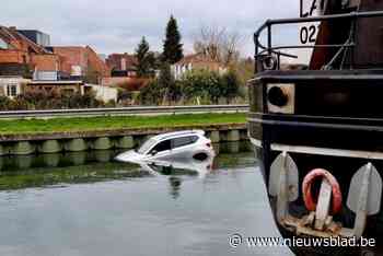 Auto belandt in Leuvense Vaart: “Bestuurder is razendsnel op het dak van zijn auto kunnen klauteren”