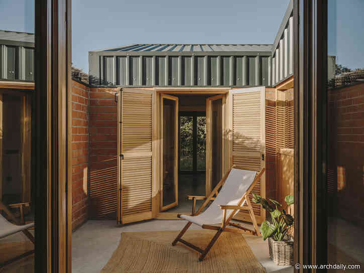 Houses in Spain: Mobile Wooden Enclosures for Sun Protection