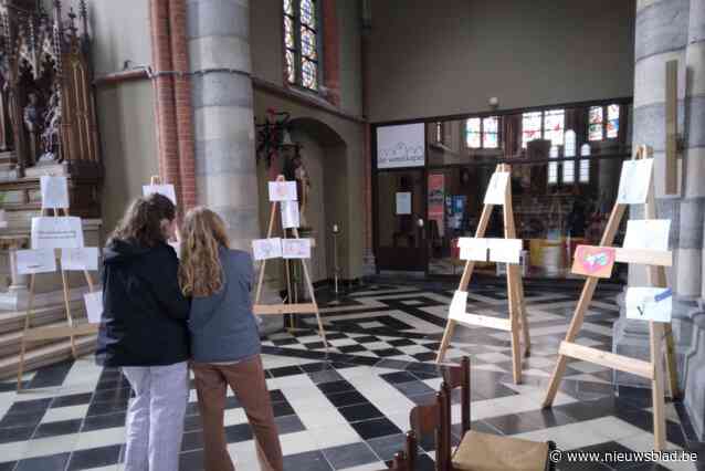 Leerlingen Sint-Augustinusinstituut openen tentoonstelling in Onze-Lieve-Vrouw van Bijstandkerk