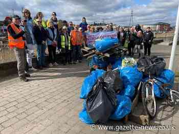 Wivenhoe RiverCare Group in River Colne clean up