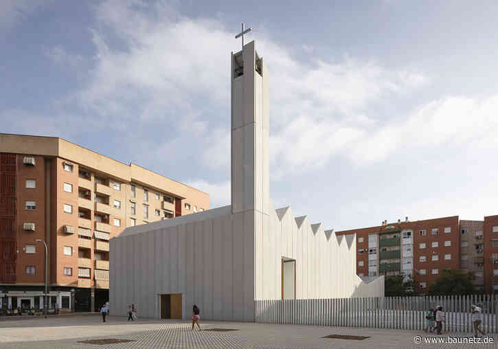 Sägezähne und Lichtfäden
 - Kirche in Granada von Elisa Valero