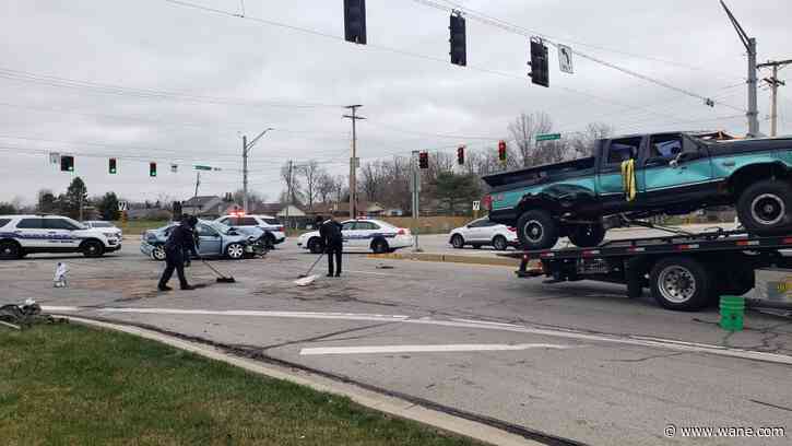 Traffic flowing at northeast Fort Wayne intersection after 3-car crash
