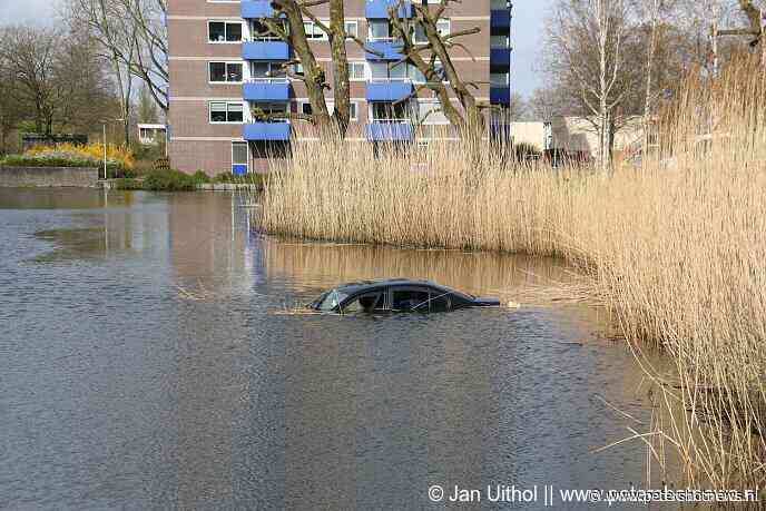 Bestuurder spoorloos bij auto te water Uithoorn