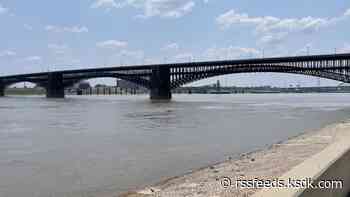 April 4, 1998: Anne Holly tow rams Eads Bridge, injuring 50 people