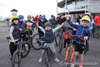 In de voetsporen van Wout en Lotte: Kidsrace lokt veel fietstalent naar hippodroom tijdens jaarlijks wielerfeest