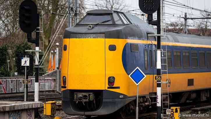 Twentse gemeenten doen schepje bovenop protest tegen schrappen directe treinverbinding Enschede-Schiphol