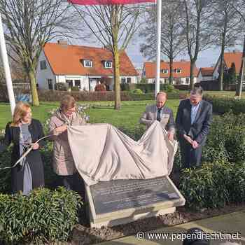 Onthulling gerestaureerde gedenksteen woningen Weense Plein