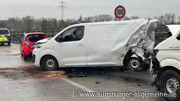 Unfall mit Verletzten und sechs Fahrzeugen am Dreieck Neu-Ulm: Stau auf B30