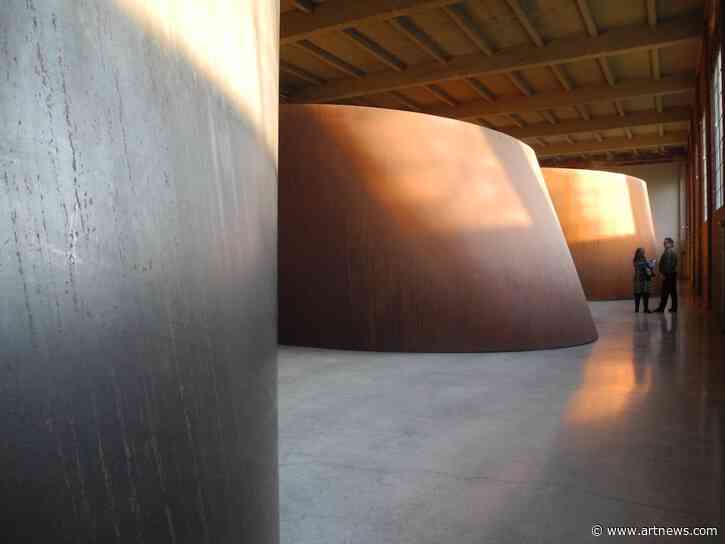 Richard Serra Dies, British Museum Sues Curator for Theft, Titanic Door Auctioned, and More: Morning Links for March 27, 2024