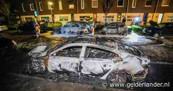 Vijf auto's gaan tegelijk op in vlammenzee: ook ramen en voordeuren van woningen gebarsten