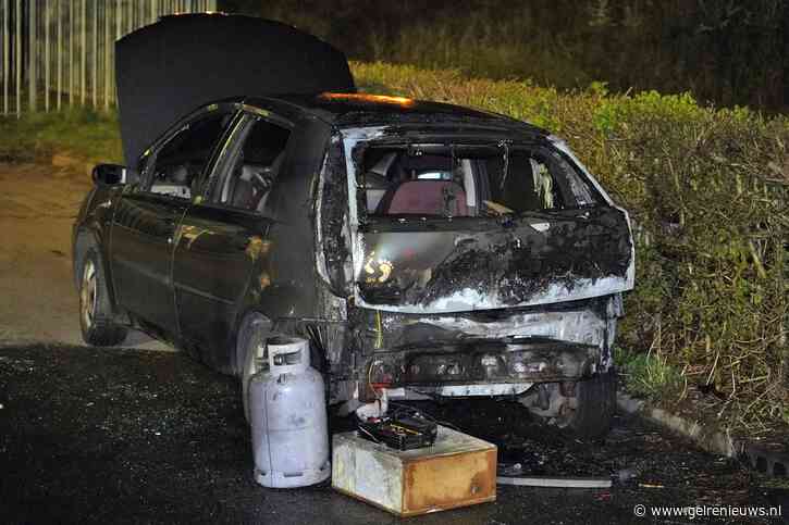 Auto door brand verwoest, politie onderzoekt oorzaak