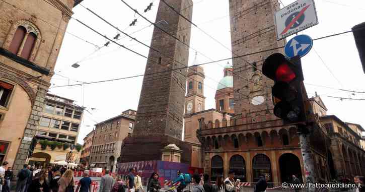 Bologna, il piano per evitare il crollo della Torre Garisenda: “Messa in sicurezza entro il 2024 con i tralicci usati per la Torre di Pisa”
