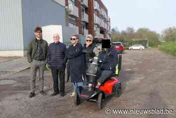 Bewoners van zorgsite doen beklag over toegangsweg vol putten en bulten: “Onmogelijk om hier door te geraken met scootmobiel”