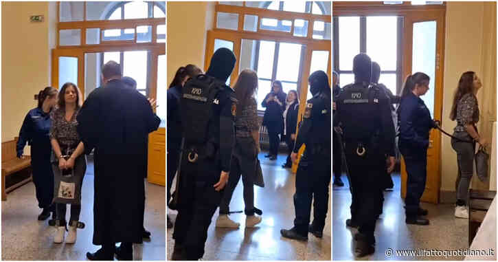 Il video di Ilaria Salis di nuovo in catene: la 39enne scortata in tribunale da agenti col passamontagna