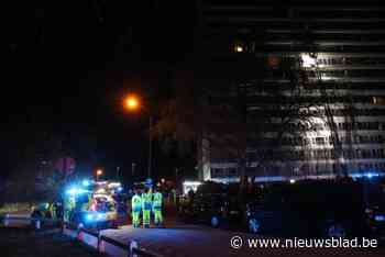 Drie personen bevangen door rook bij hevige appartementsbrand op dertiende verdieping