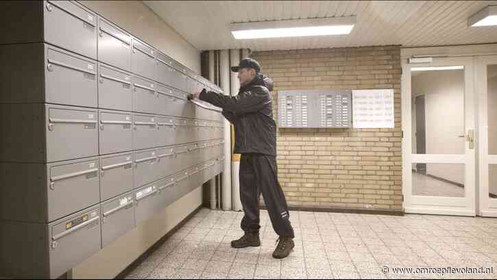 Almere - De politie waarschuwt voor een dief die post uit brievenbussen hengelt