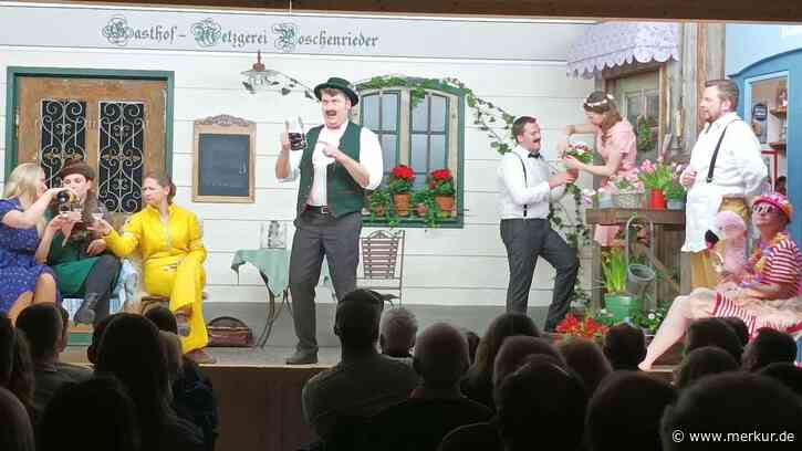 Das Bühnenbild spielt die Hauptrolle: Theaterverein Pastetten schafft ein Puppenstubenparadies – Alle Aufführungen ausverkauft