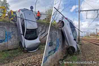 Rijles eindigt in mineur: bestuurster (17) vergist zich van pedaal en parkeert auto verticaal naast spoorweg