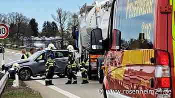 Unfall auf der A8 kurz hinter der Anschlussstelle Bernau: Auto von Lkw mitgeschleift