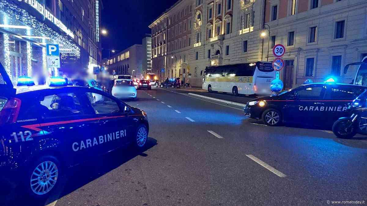 Termini, preso a calci e pugni dal branco che voleva rapinarlo