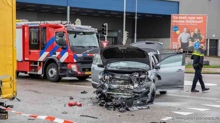 Automobilist op de vlucht crasht tegen auto en vrachtwagen: 2 gewonden