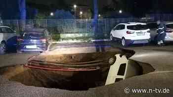 Durchmesser von zehn Metern: Erdloch in Rom reißt zwei Autos in die Tiefe