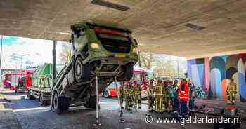 Vrachtwagen rijdt tegen viaduct, chauffeur ernstig gewond