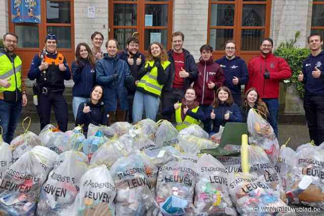 Leuvense studenten ruimen Oude Markt op en verzamelen 217 kilogram aan zwerfafval