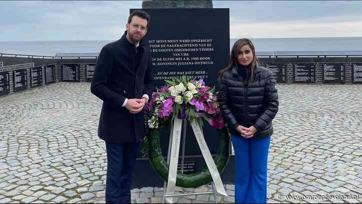 Urk - Ambassadeur VS op bezoek op Urk, legt krans bij Vissersmonument