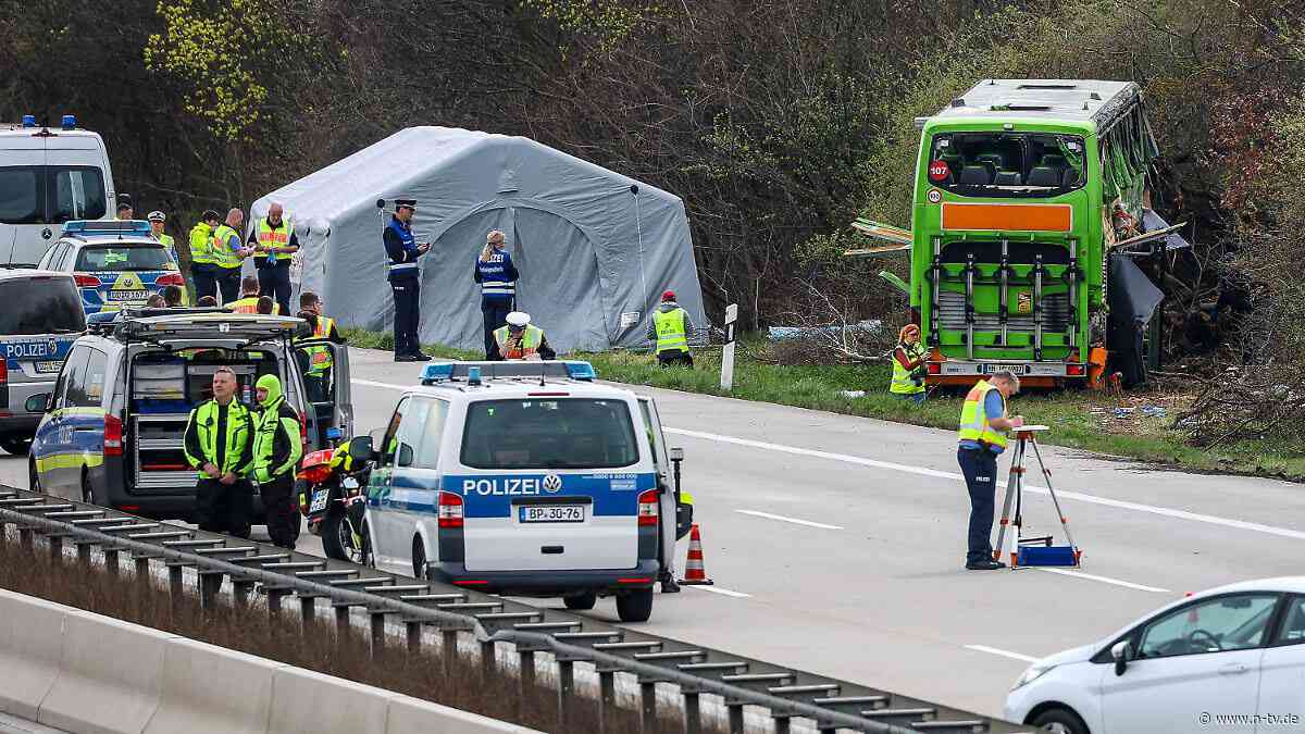 Ermittlungen dauern an: Polizei klärt Identitäten von Toten bei Busunfall