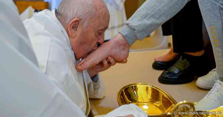 Abendmahlmesse: Papst wäscht Häftlingen die Füße