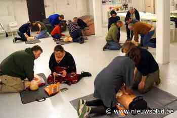 Inwoners leren levens redden met AED-toestel