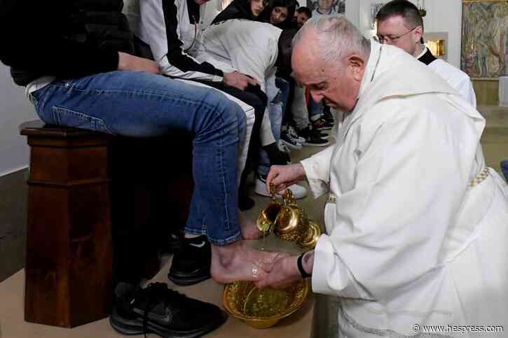 البابا فرنسيس يغسل أقدام 12 سجينة بمناسبة "خم
