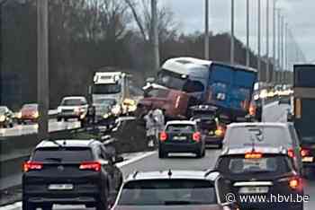 Zware verkeershinder in beide richtingen op E313 na ongeval in Hasselt