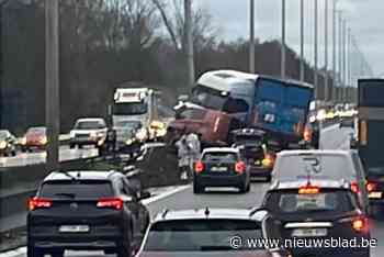 Zware verkeershinder in beide richtingen op E313 na ongeval in Hasselt