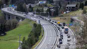 Autos stauen sich vor dem Gotthard-Nordportal