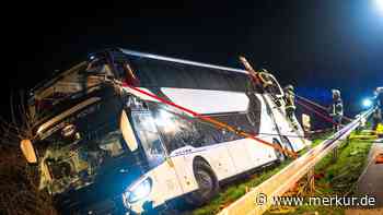 Erneut schwerer Busunfall: Reisegruppe verunglückt auf A44