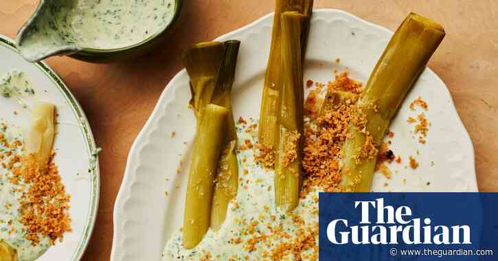Kitty Coles’ easy recipe for soft leeks with ricotta parsley sauce and parmesan breadcrumbs