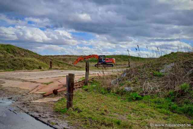 Hoe kon ‘berg’ op site tweede golf jarenlang illegaal blijven liggen? Gemeentebestuur reageert voor het eerst: “Er is iets foutgelopen”