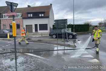 Hinder aan rotonde door lading slib op weg