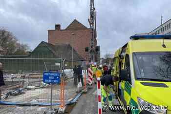 Man krijgt betonblok op been en moet uit bouwput gered worden