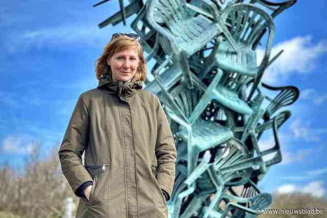 Drie weken na  commotie brengt kunstenares Sara Bjarland (43) bezoek aan haar controversiële ‘terrasstoelen’: “Neen, ik word hier niet rijk van”