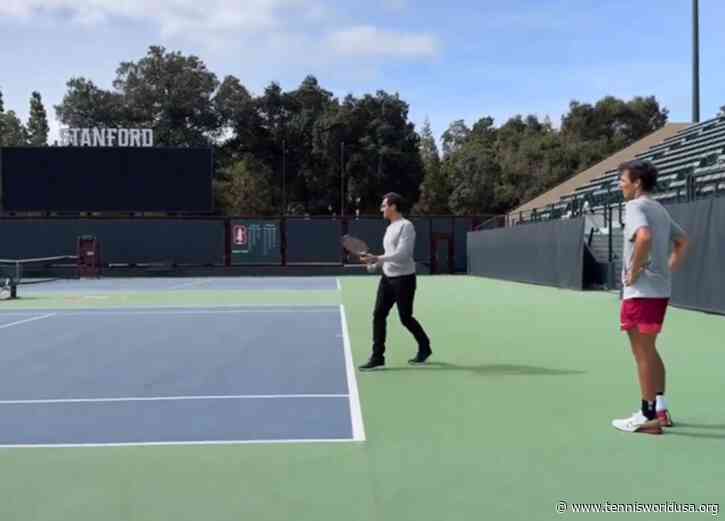 Roger Federer 'trains' the players of Stanford University