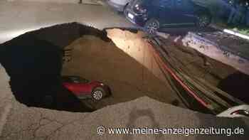 Autos stürzen zehn Meter in die Tiefe: Foto zeigt Riesen-Erdloch in Italien