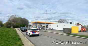 Meerdere politieauto's aanwezig bij Shell in Elst, agenten zoeken naar persoon