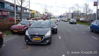 112 nieuws:  Gewonde bij ongeval met drie auto's in Zwolle | Auto vliegt in brand op N762