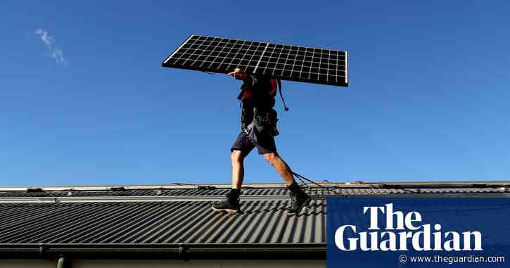 Solar panel waste to reach crisis levels in next two to three years, Australian experts warn